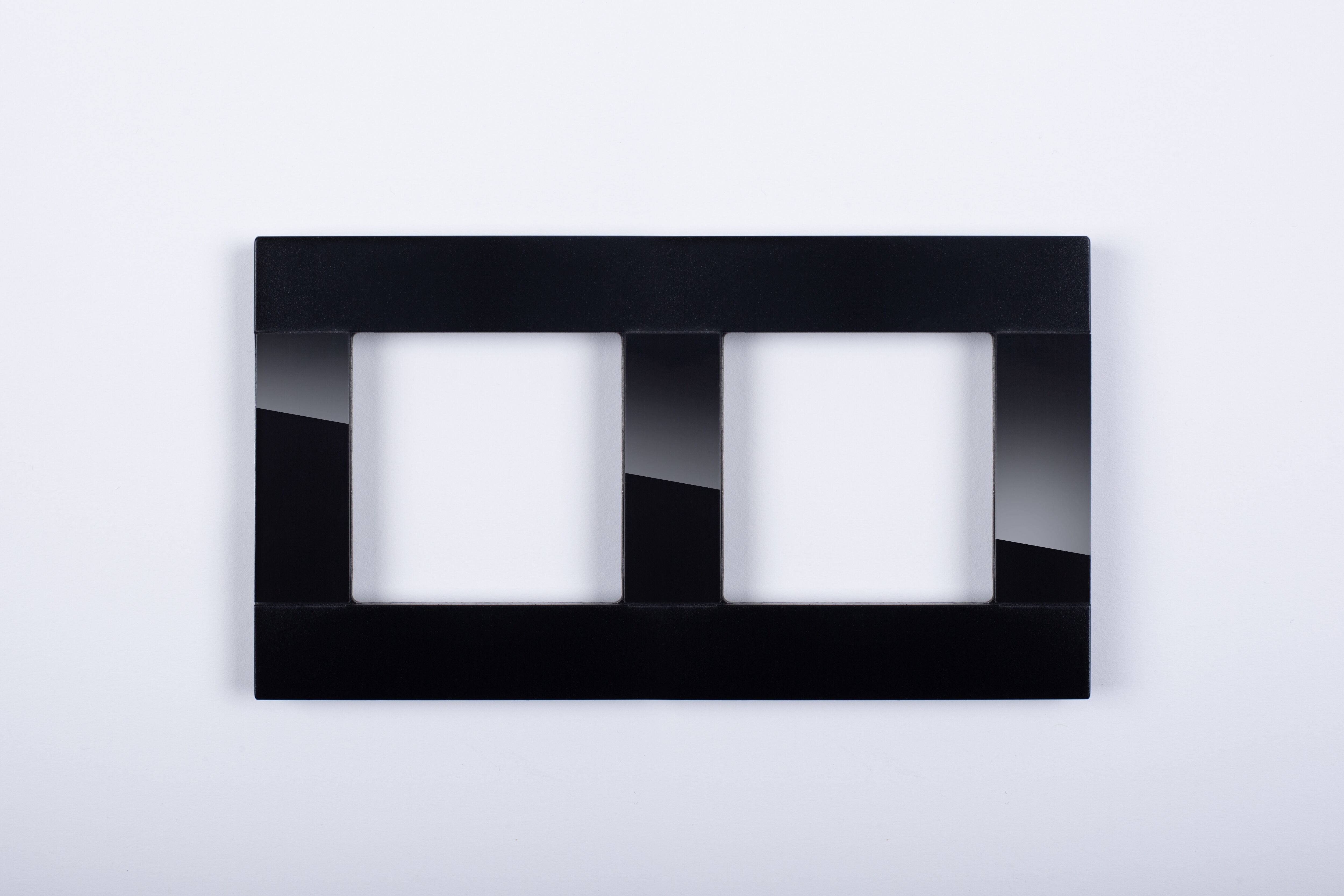 Рамка двухпостовая, чёрная, матовая, алюминивая со стеклом Plexiglass, коллекция "Стиль классик" CGSS STK-P102-BCM