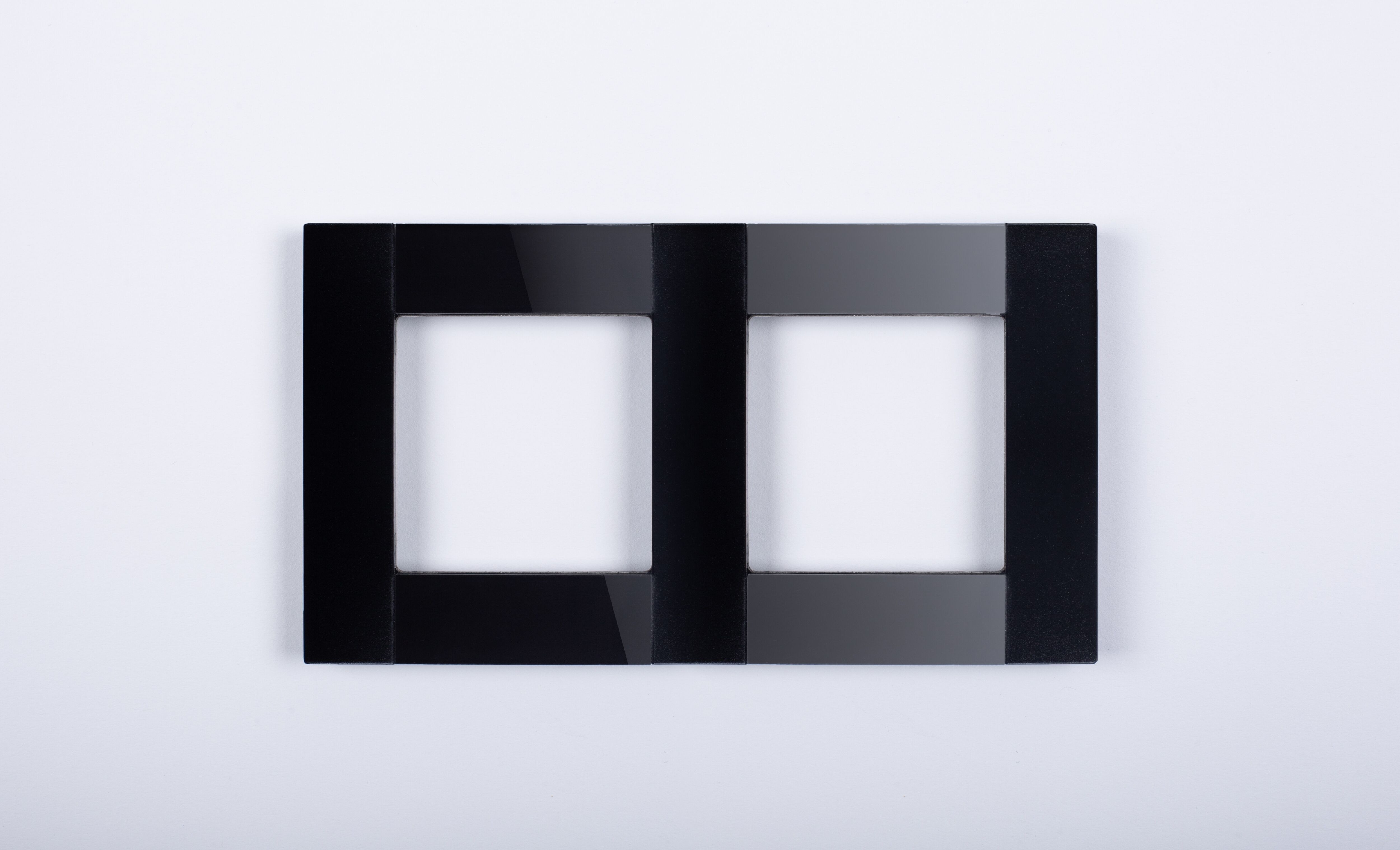 Рамка двухпостовая, чёрная, матовая, алюминивая со стеклом Plexiglass, коллекция "Стиль бизнес" CGSS STB-P102-BCM