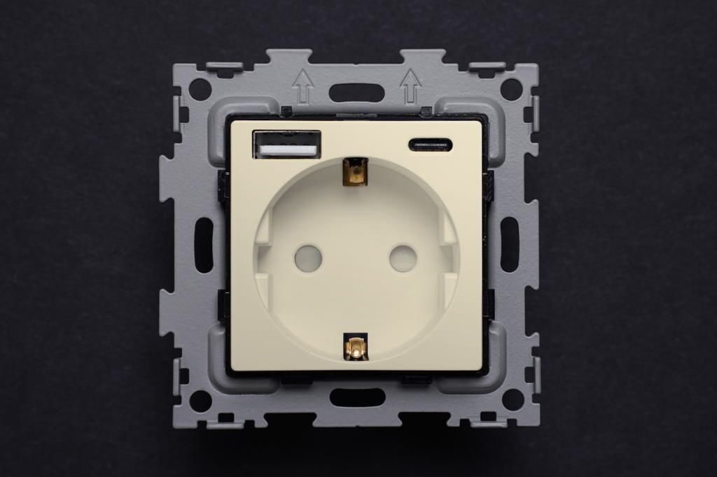 Розетка электрическая с быстрой зарядкой 20W с выходами USB и TYPE C, шампань CGSS GL-W160A-USB-TC-BGG