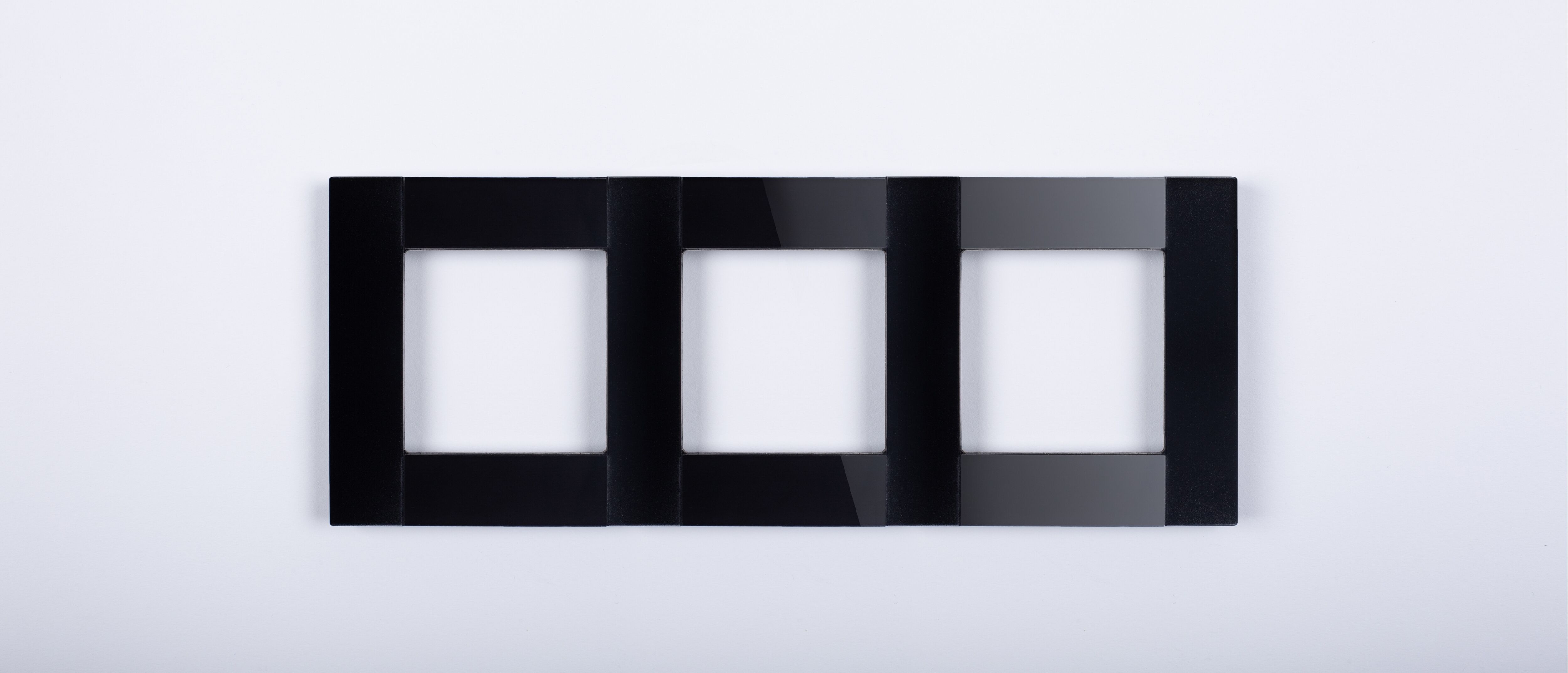 Рамка трёхпостовая, чёрная, матовая, алюминивая со стеклом Plexiglass, коллекция "Стиль бизнес" CGSS STB-P103-BCM