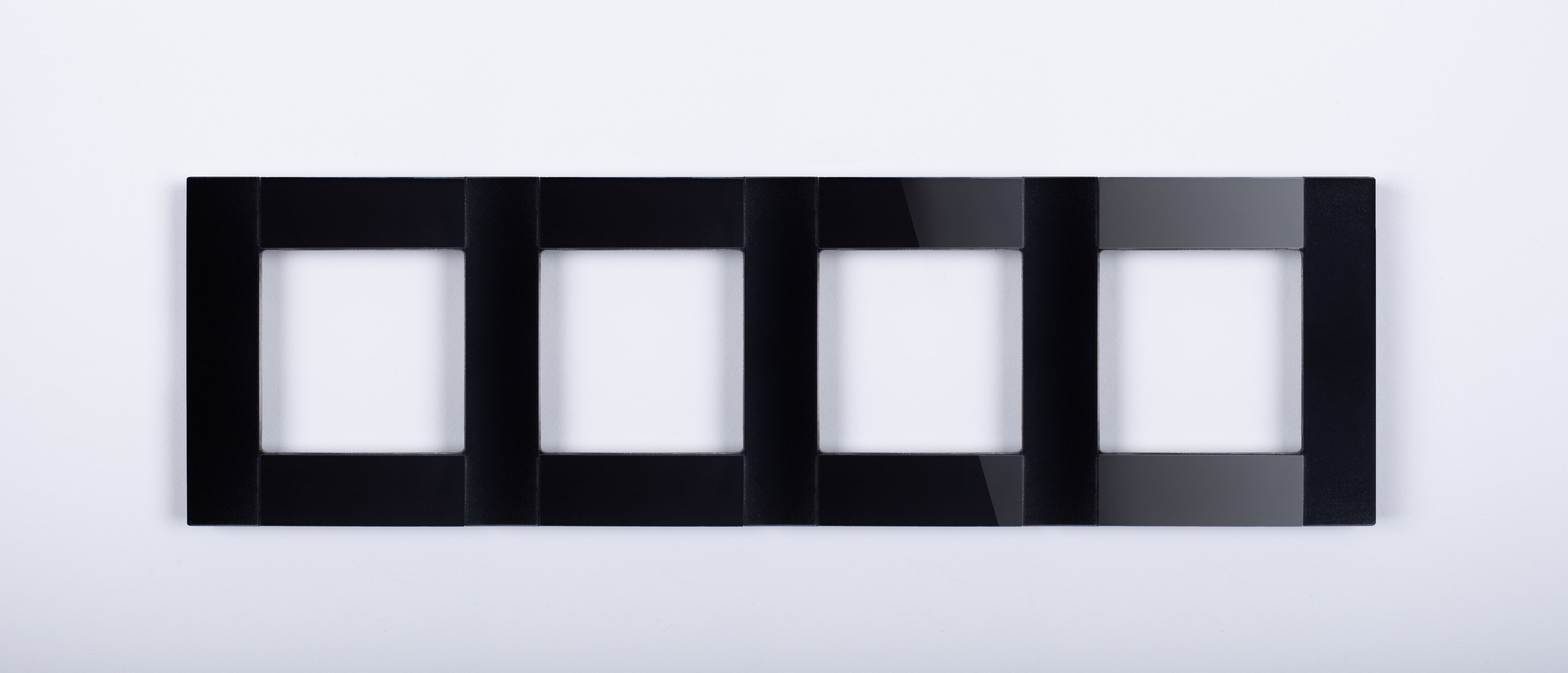 Рамка четырёхпостовая, чёрная, матовая, алюминивая со стеклом Plexiglass, коллекция "Стиль бизнес" CGSS STB-P104-BCM