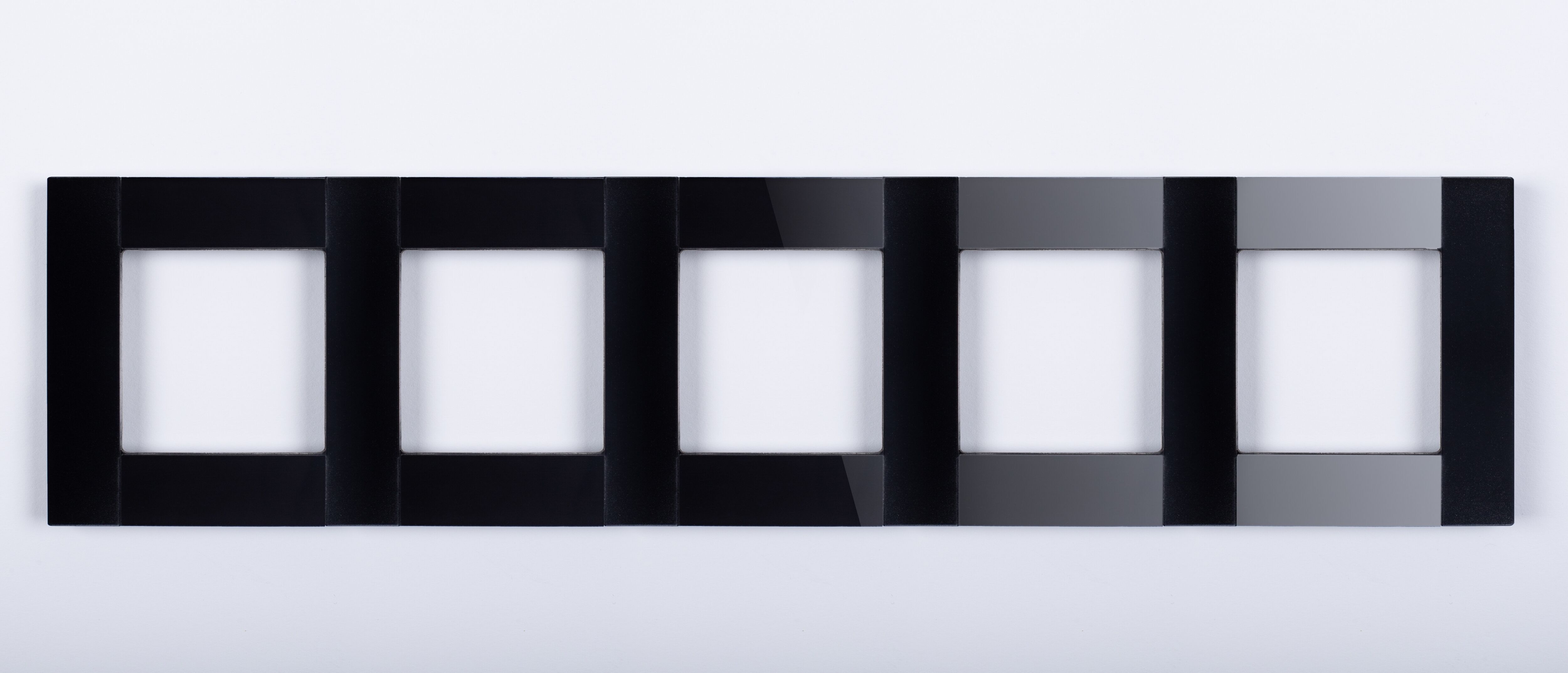Рамка пятипостовая, чёрная, матовая, алюминивая со стеклом Plexiglass, коллекция "Стиль бизнес" CGSS STB-P105-BCM