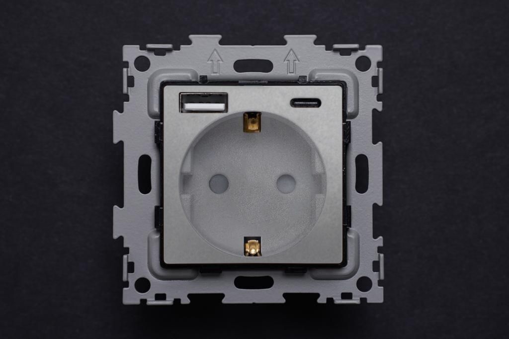 Розетка электрическая с быстрой зарядкой 20W с выходами USB и TYPE C, серая платина CGSS GL-W160A-USB-TC-GPG
