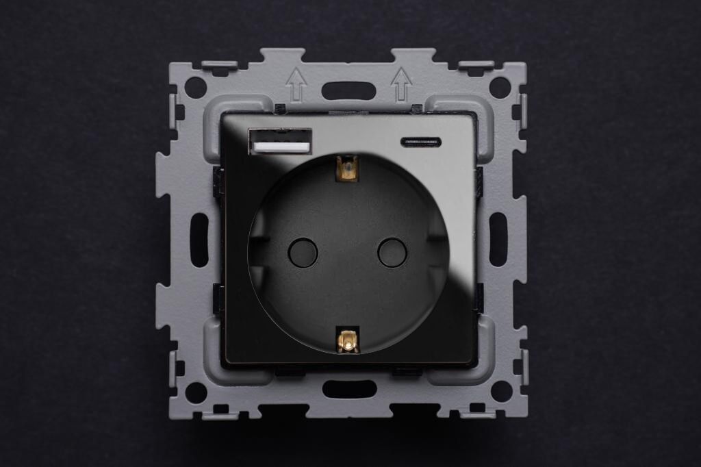 Розетка электрическая с быстрой зарядкой 20W с выходами USB и TYPE C, черная CGSS GL-W160A-USB-TC-BCG