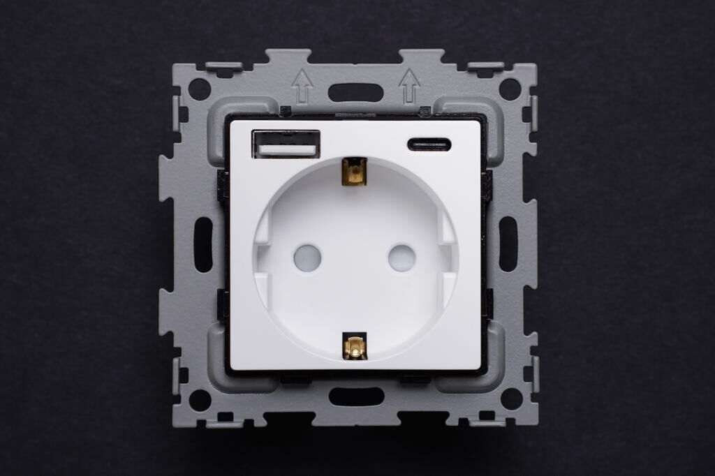 Розетка электрическая с быстрой зарядкой 20W с выходами USB и TYPE C белая матовая CGSS GL-W160A-USB-TC-WCM