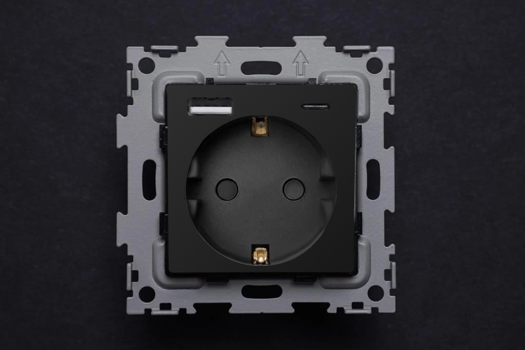 Розетка электрическая с быстрой зарядкой 20W с выходами USB и TYPE C, черная матовая CGSS GL-W160A-USB-TC-BCM