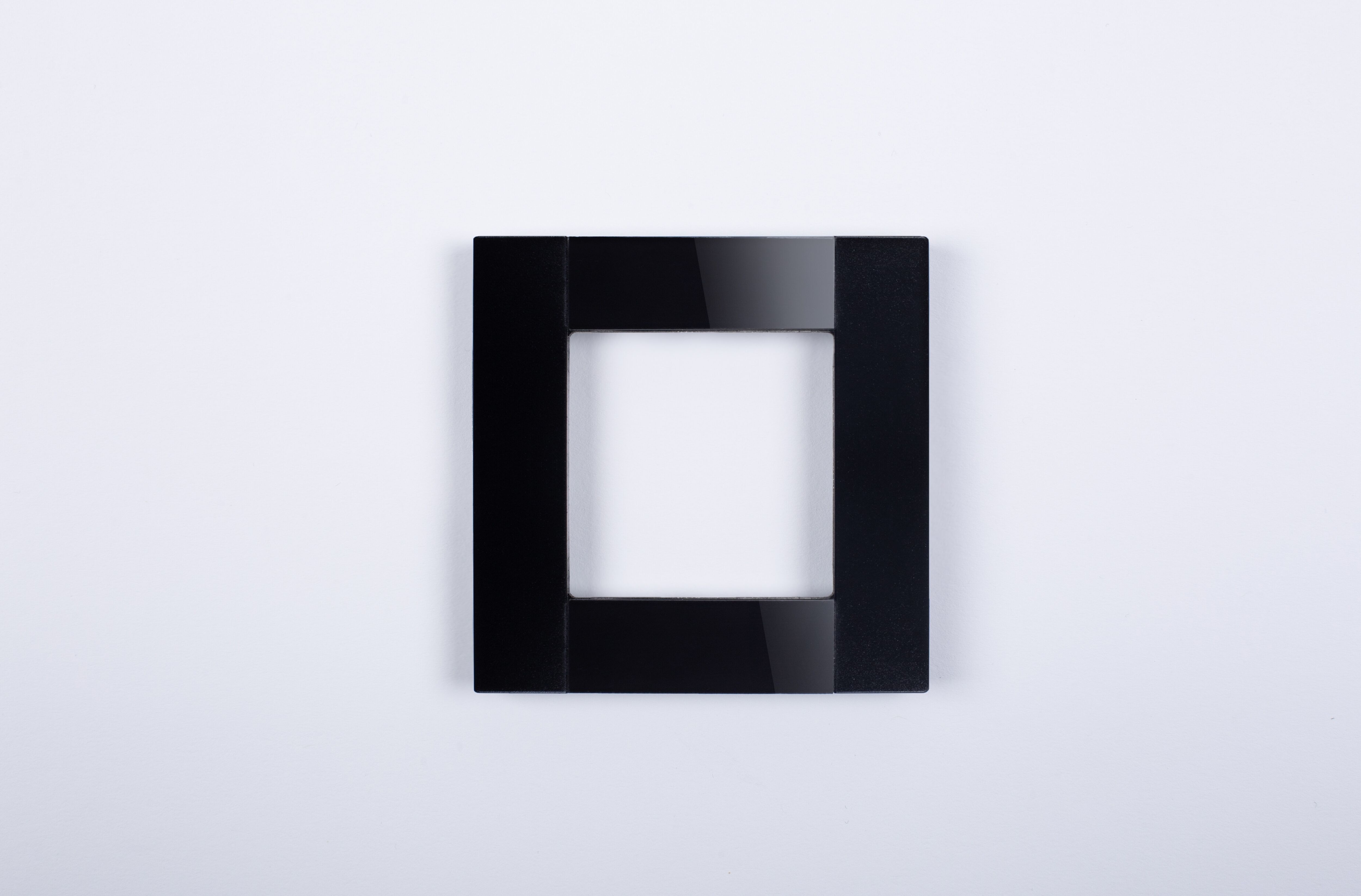 Рамка однопостовая, чёрная, матовая, алюминивая со стеклом Plexiglass, коллекция "Стиль бизнес" CGSS STB-P101-BCM